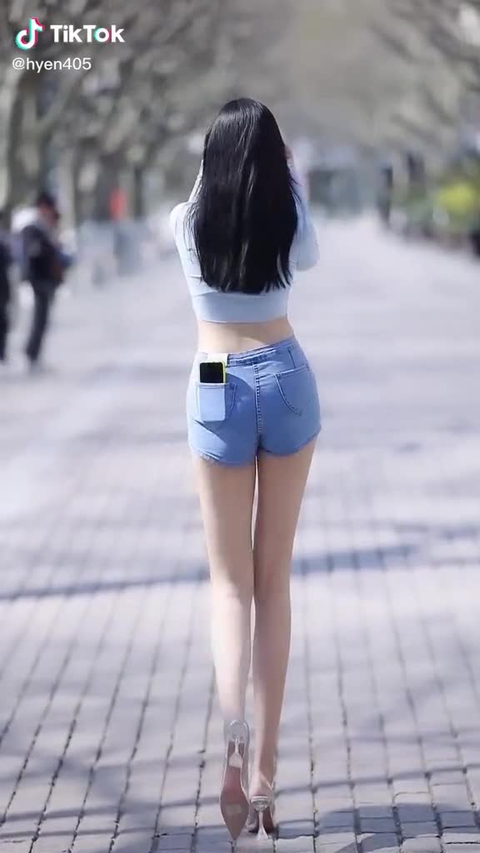 别限留了  直播间就剩我自己了  #fypシ #chinesestreetfashion #gaixinh #streetfashion @hyen0504 @hyen0054