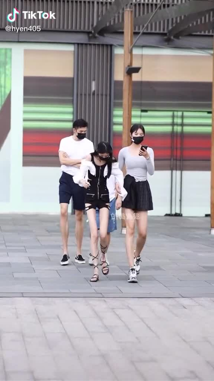 这样的闺蜜你怎么看？#chinesestreetfashion #streetfashion #gaixinh #chinastreetstyle 1