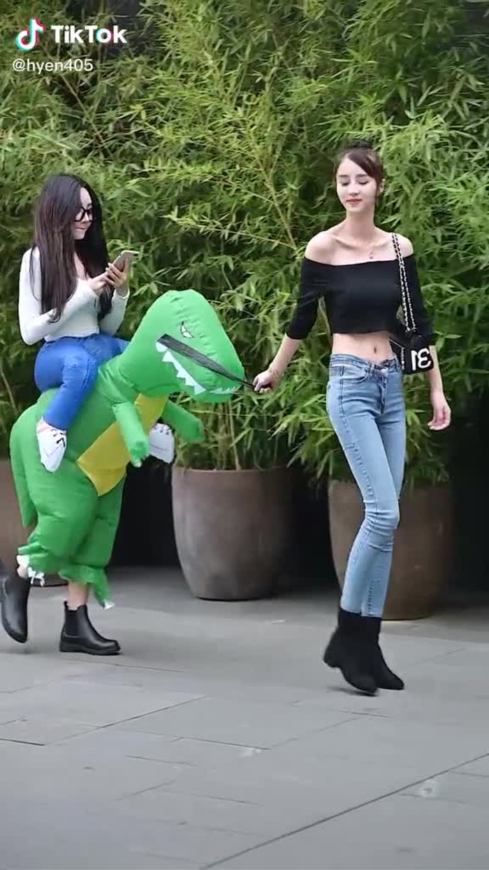 这大叔真是童心未泯呀？#chinesestreetfashion #streetfashion #gaixinh #chinastreetstyle 9