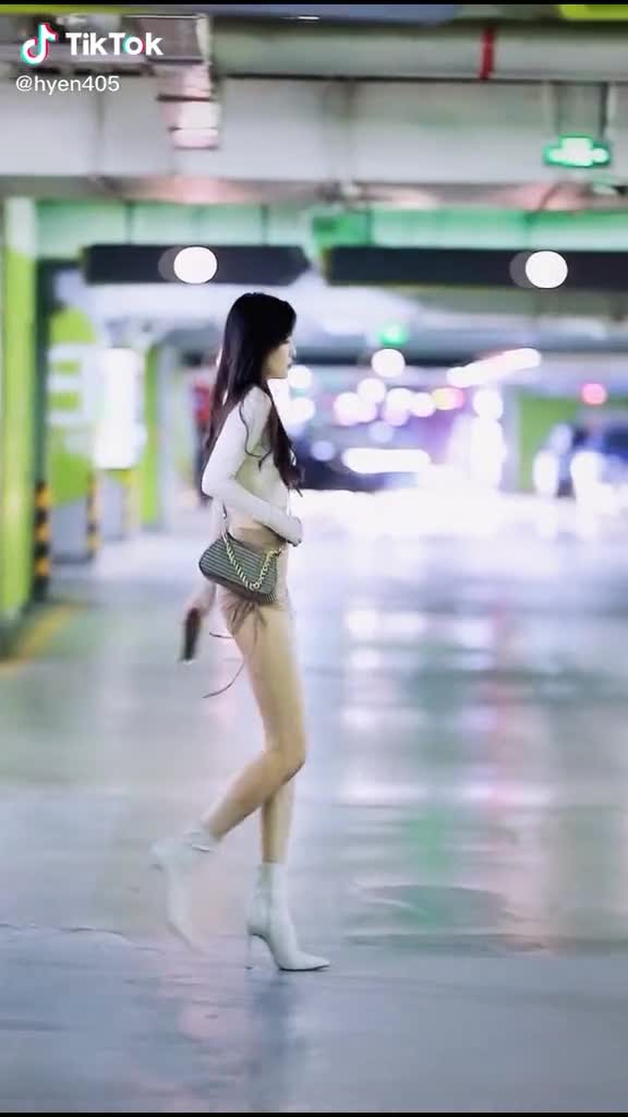 最近体重上升了，不是长胖了，是我把你放心里了～ #chinesestreetfashion #streetfashion #gaixinh #chinastreetstyle
