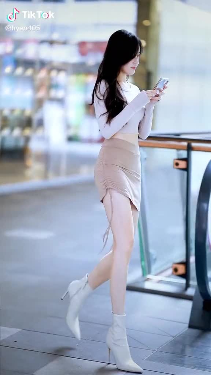现在城里面的电梯扶手都这么高了么？？#chinesestreetfashion #streetfashion #gaixinh #chinastreetstyle 10