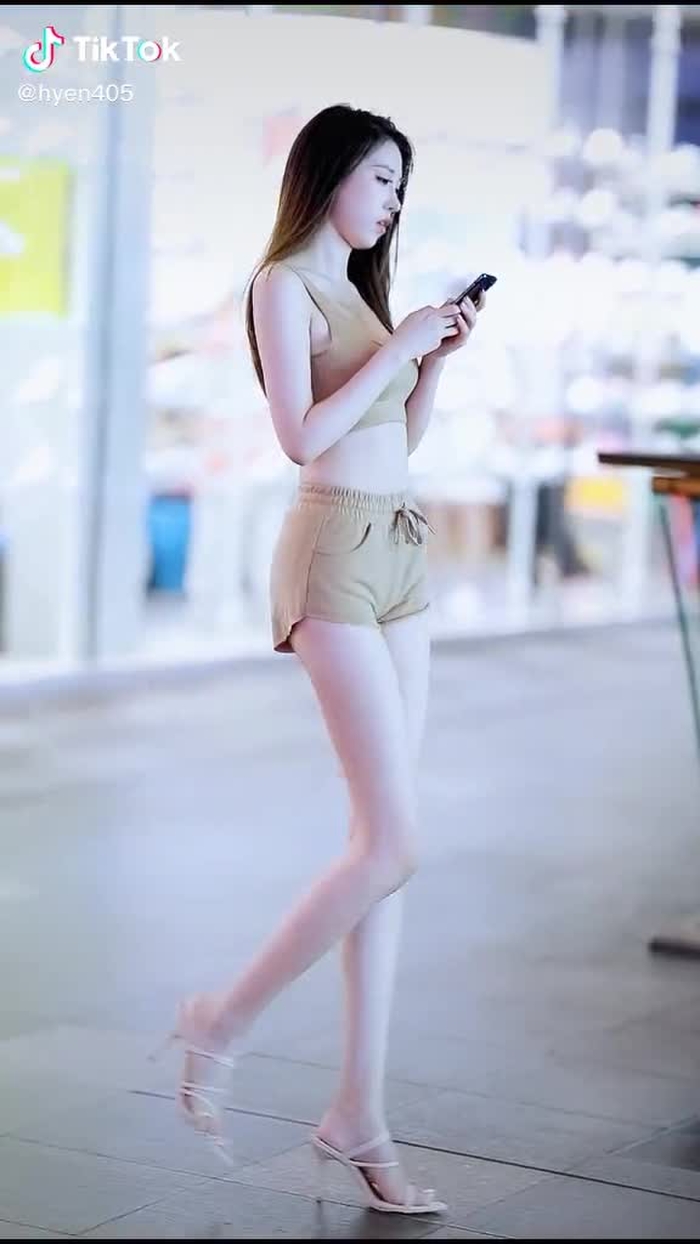 上电梯的时候千万不要看手机，不然就会像这位小姐姐这么尴尬了 #chinesestreetfashion #streetfashion #gaixinh #chinastreetstyle