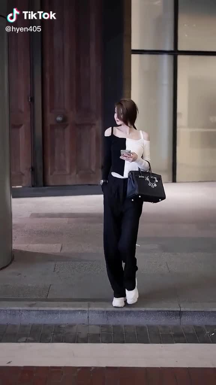 女孩子就应该人间清醒 搞钱上瘾 肤浅又快乐 拒绝容貌焦虑 别整天想着谁爱不爱你 你要是有钱鬼都爱你  #chinesestreetfashion #streetfashion #streetwear