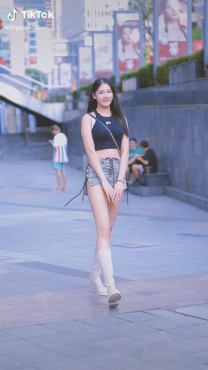 八月那么热，所以暗恋也会变成热恋吗 #chinesestreetfashion #streetfashion #streetwear