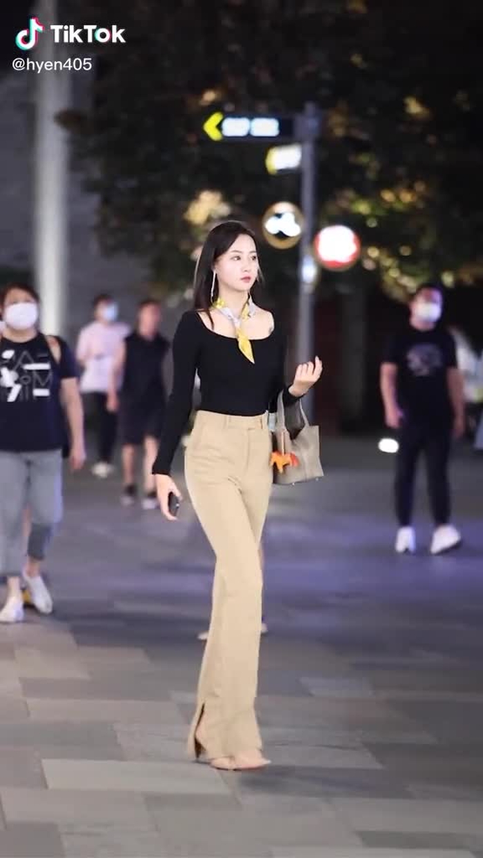 没什么好比较的 我从不喜欢灯红酒绿的夜生活 不参与虚伪的圈子 只想平平淡淡 努力工作 认真生活 #chinesestreetfashion #streetfashion #streetwear