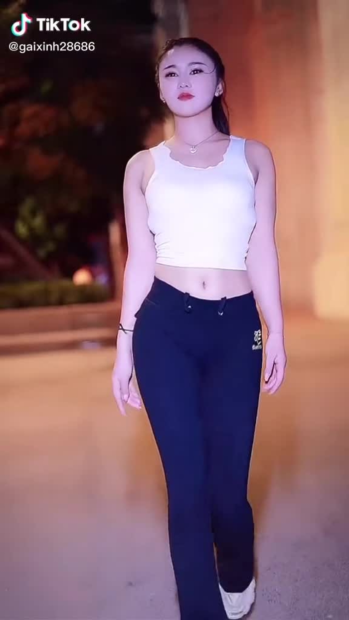 Có ai đeo ba nô đằng trước không ạ. #xuhuong #gai #gaixinh