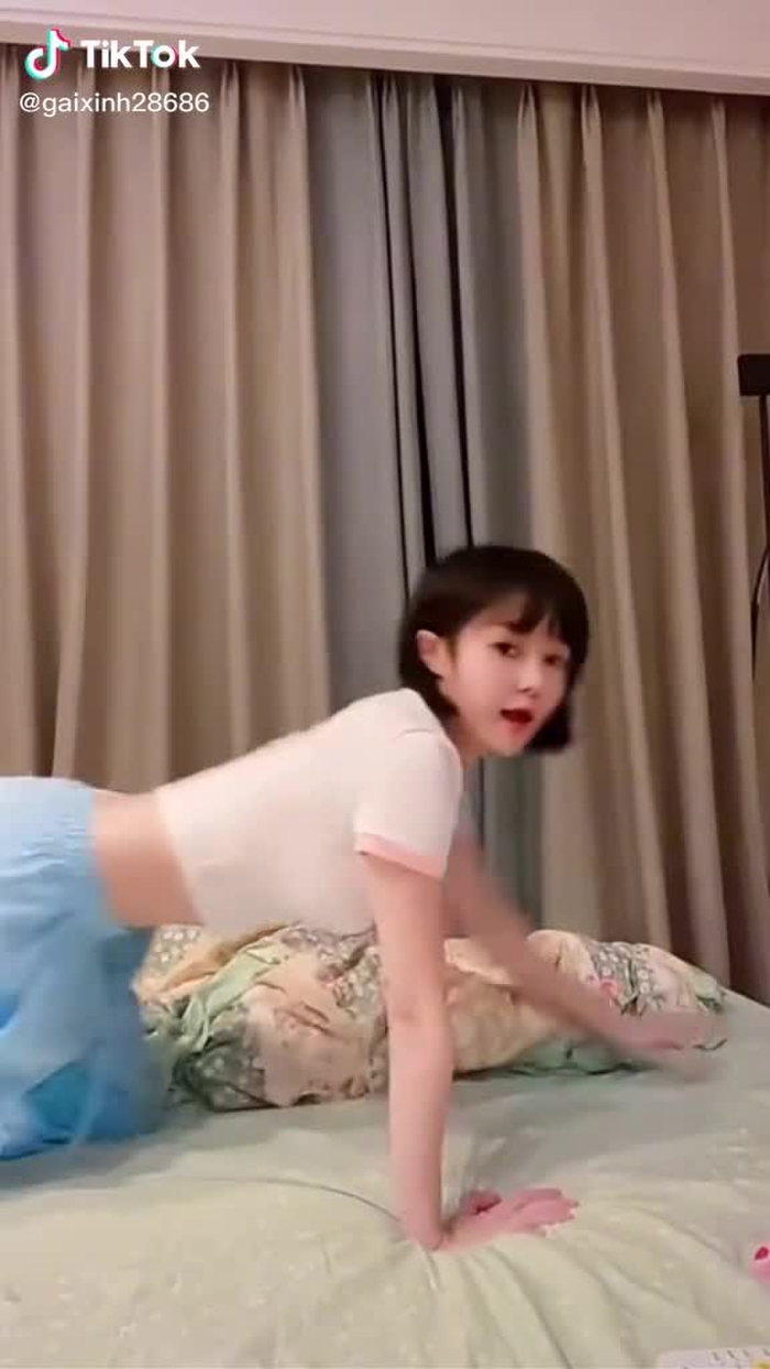 Tư thế quen thuộc quá 😁😁.  #xuhuong #gaixinh #gai