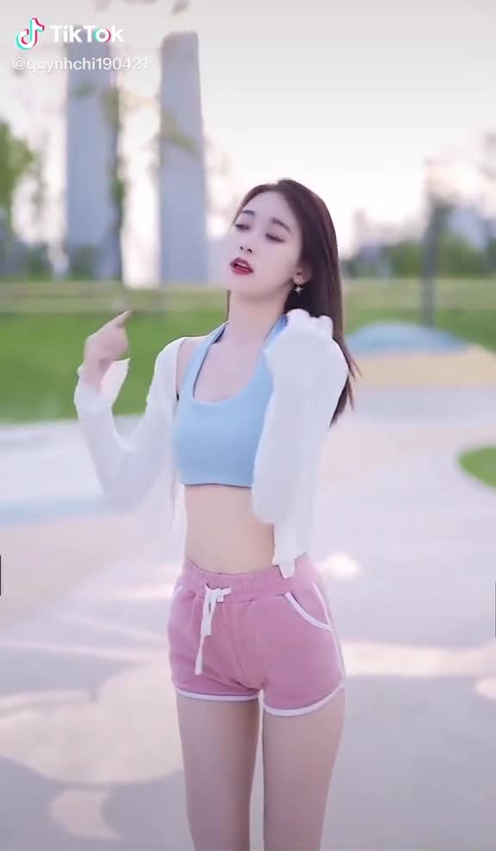 Nhìn gì mà nhìn. Hư thật