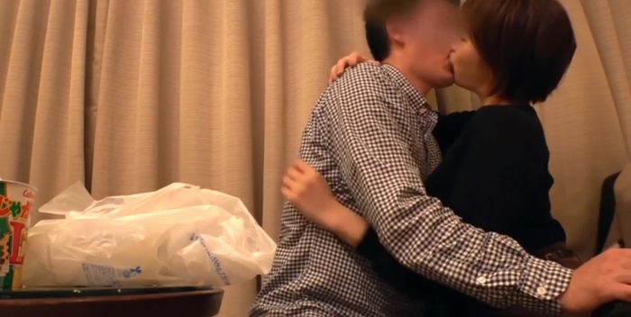 【キスGIF】美人のお姉さんが舌を絡めてる激しいキスGIF 21枚 4