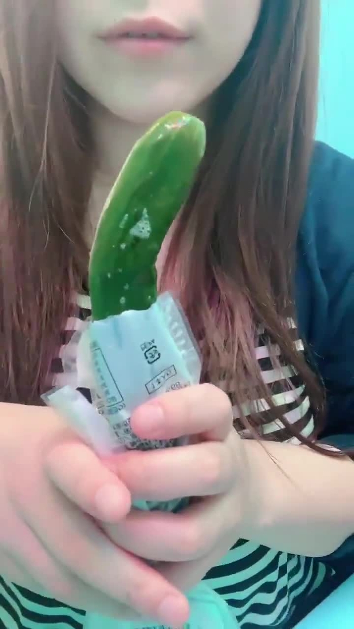 めい 💕ノーブラで誘惑する奥さん 2