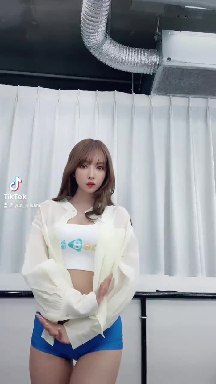 三上悠亜 16