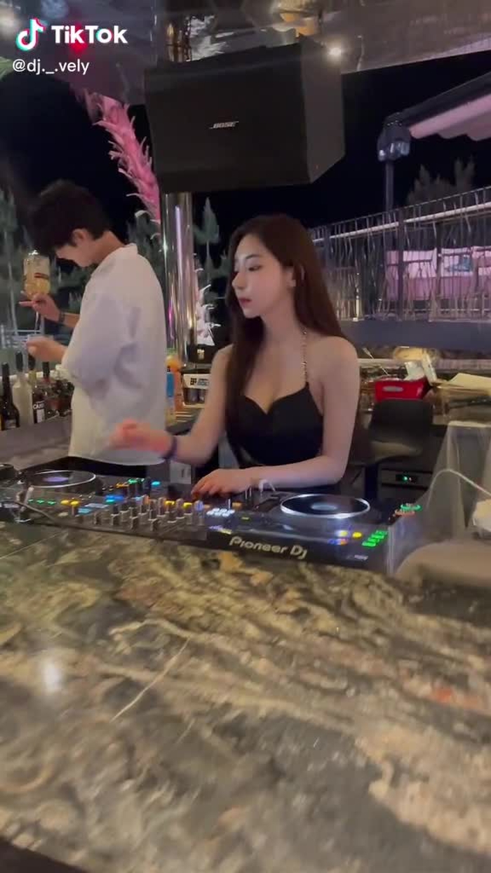 DJ VELY 7