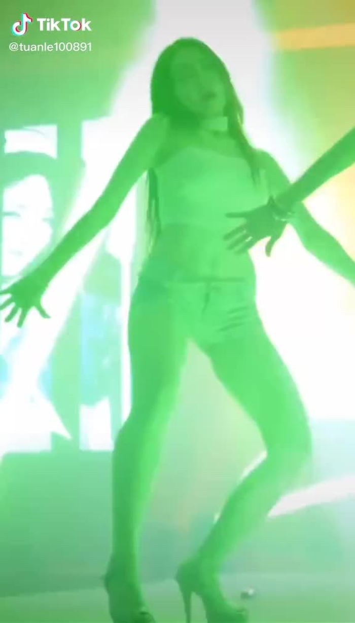 𝒃𝒆𝒂𝒖𝒕𝒊𝒇𝒖𝒍 𝒈𝒊𝒓𝒍