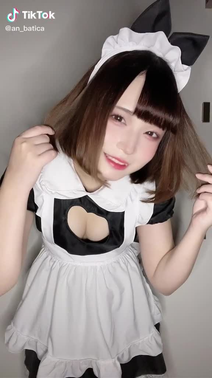 チラ見せっていいよね #メイド #コスプレ #アイドル #腰ふりダンス