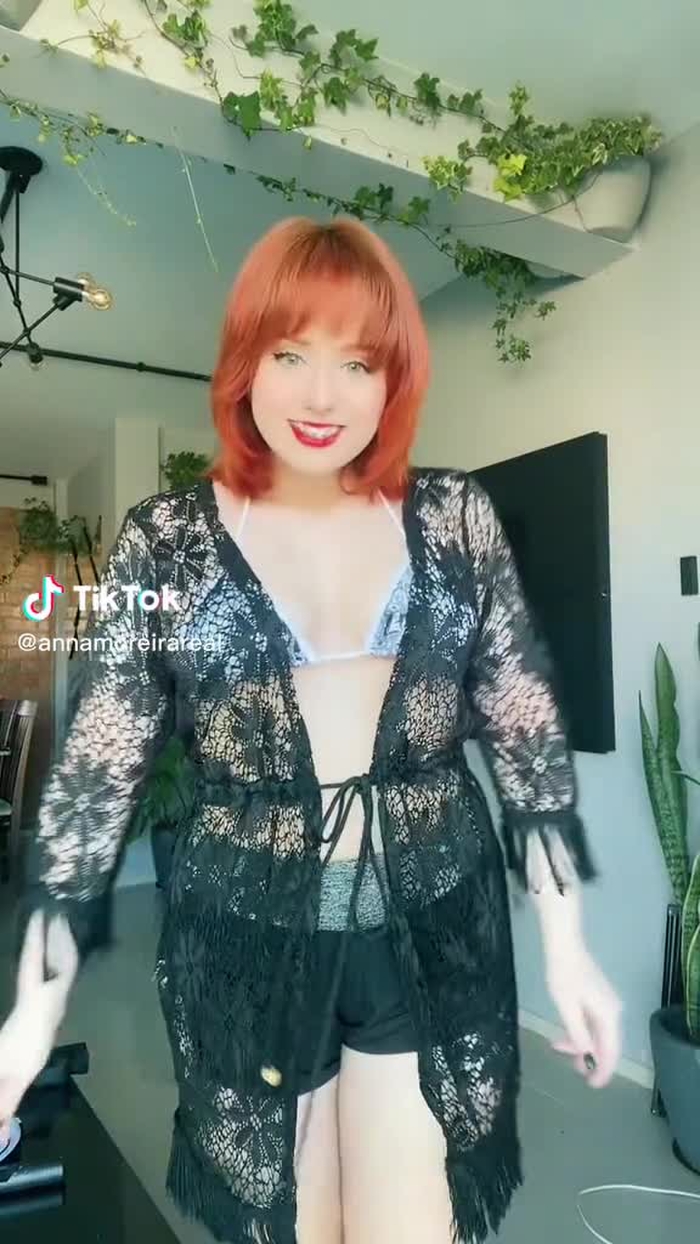 Anna Moreira 29