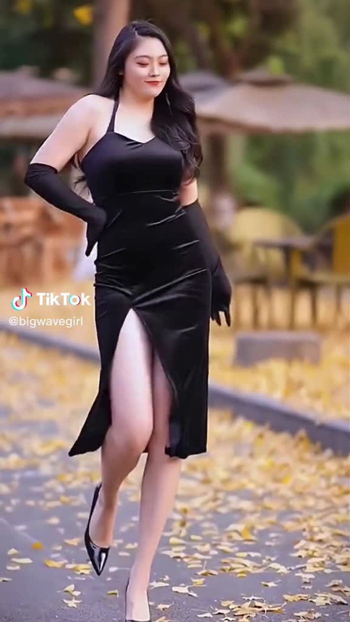 womanson18 (@bigwavegirl) 's videos with original sound - womanson18 6