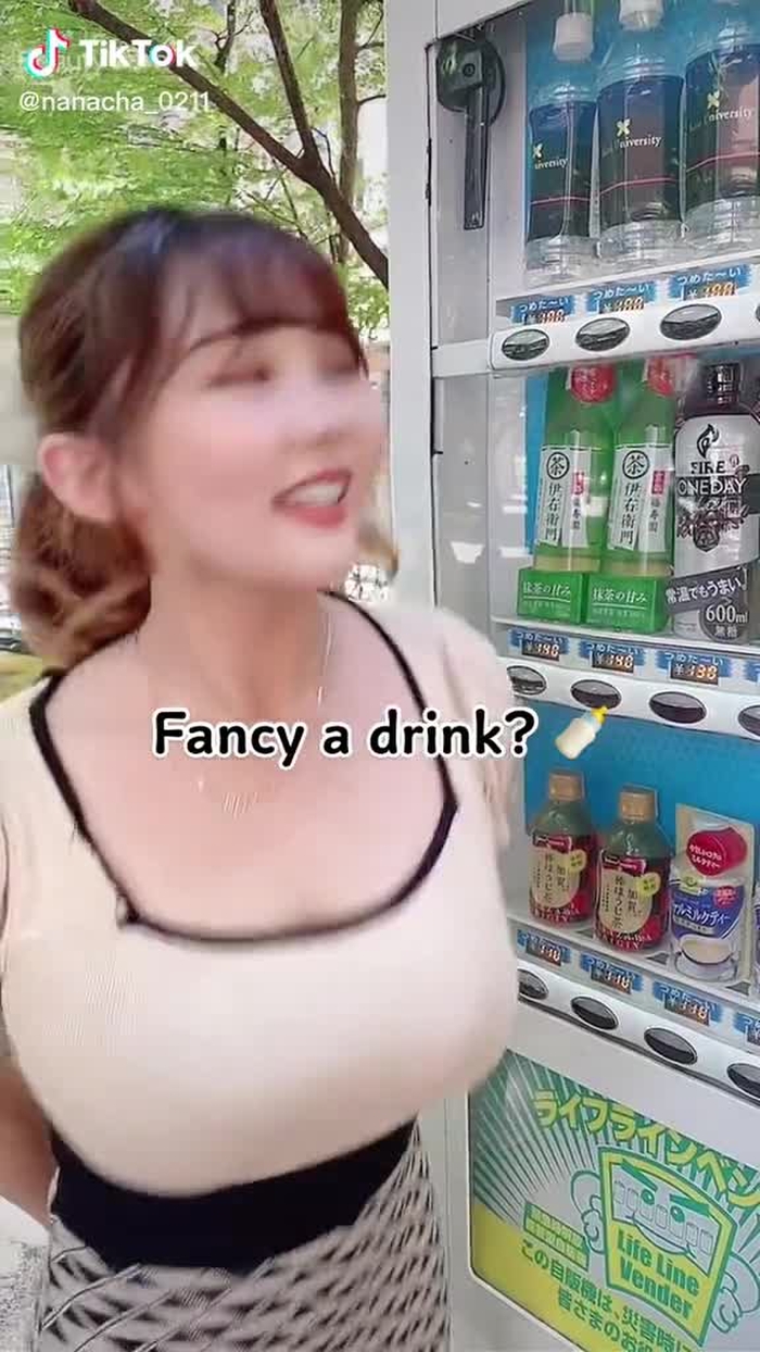 何の水かわかる？😂 Fancy a drink?