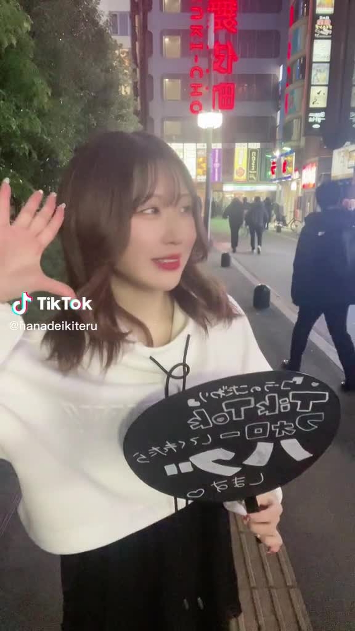ホームレスのおじいちゃんが撮ってるのに口元美人だーって30分ずっと話しかけてきたのでもう撮れないから諦めて一緒に撮りました😅#フリーハグ#...