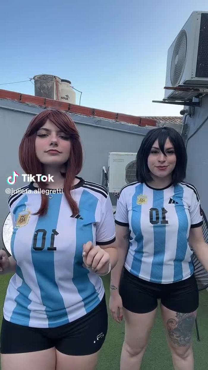 Uraraka y mikasa argentinas 🥰🥰 #cosplay #cosplayer #uraraka #mikasa ...