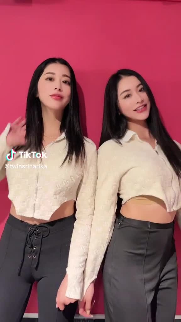 今年もあと少し🥲2022年グッバイ🥲🤝#双子 #twins #年末