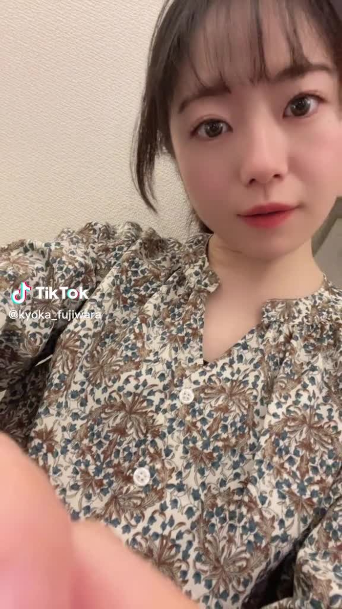 目を左右に動かそうとしましたが私には無理でした。お正月はすっぴんで過ごす😺