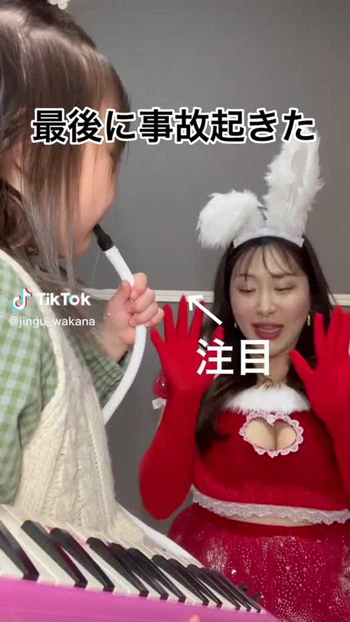 5歳の天使さまとお犬さまと歌の発表会をしていたら最後事件起きた😂 #サンタコス #笑い納め #2023 #ピアニカ #子供 #わたしの1番...