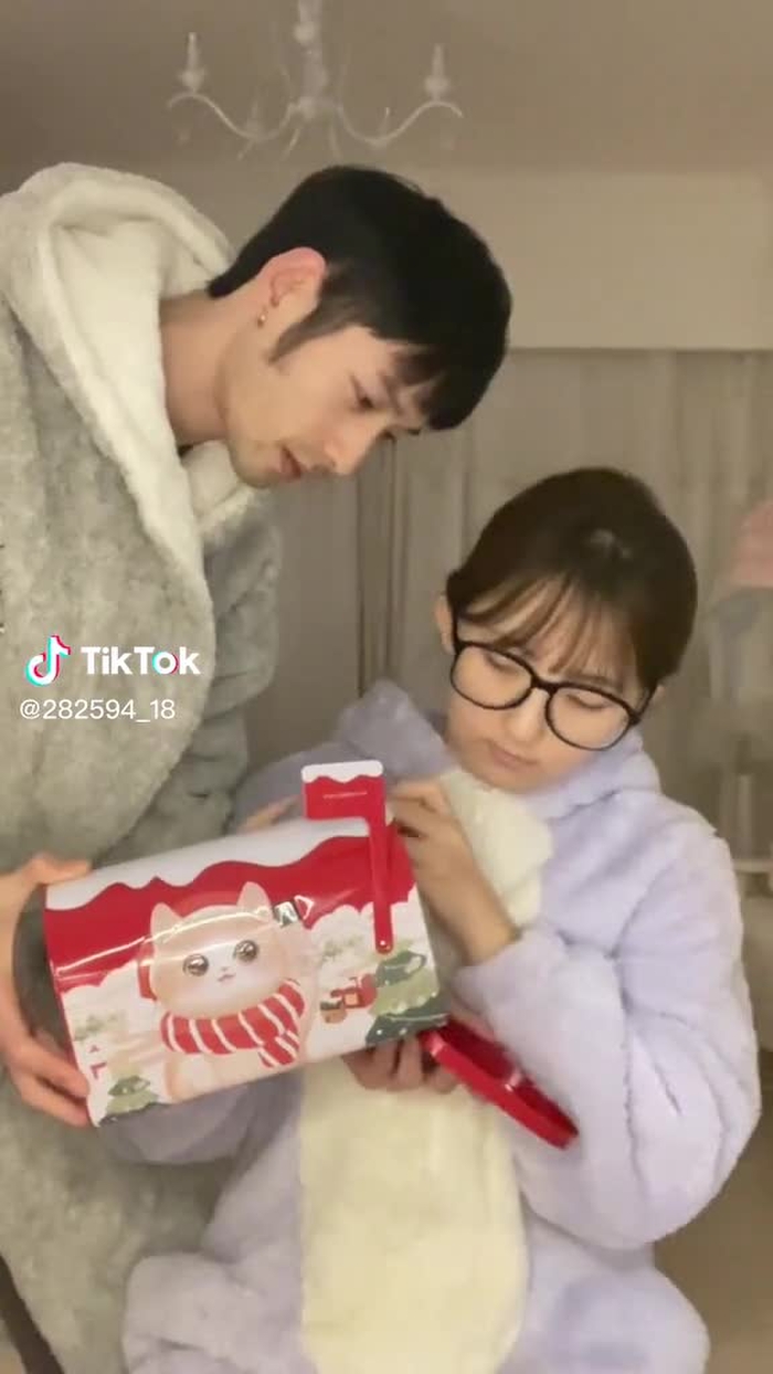 去年陪你过圣诞的那个人今年还在吗? #黑磁散粉