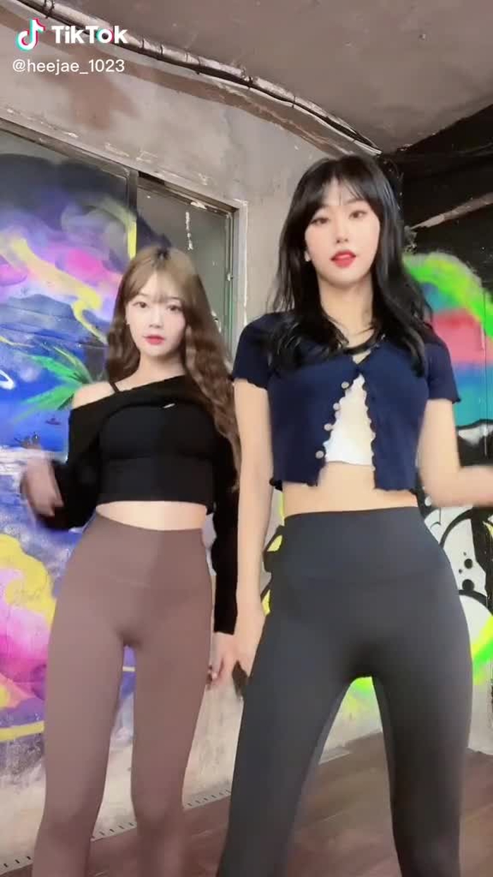 여러분들이 좋아하는 계절은 !? #런칭 #아몹 #AMOB#레깅스 #이연화레깅스 #완성형 에슬레져 #몸매라인보정 #착용감굿 #... 1
