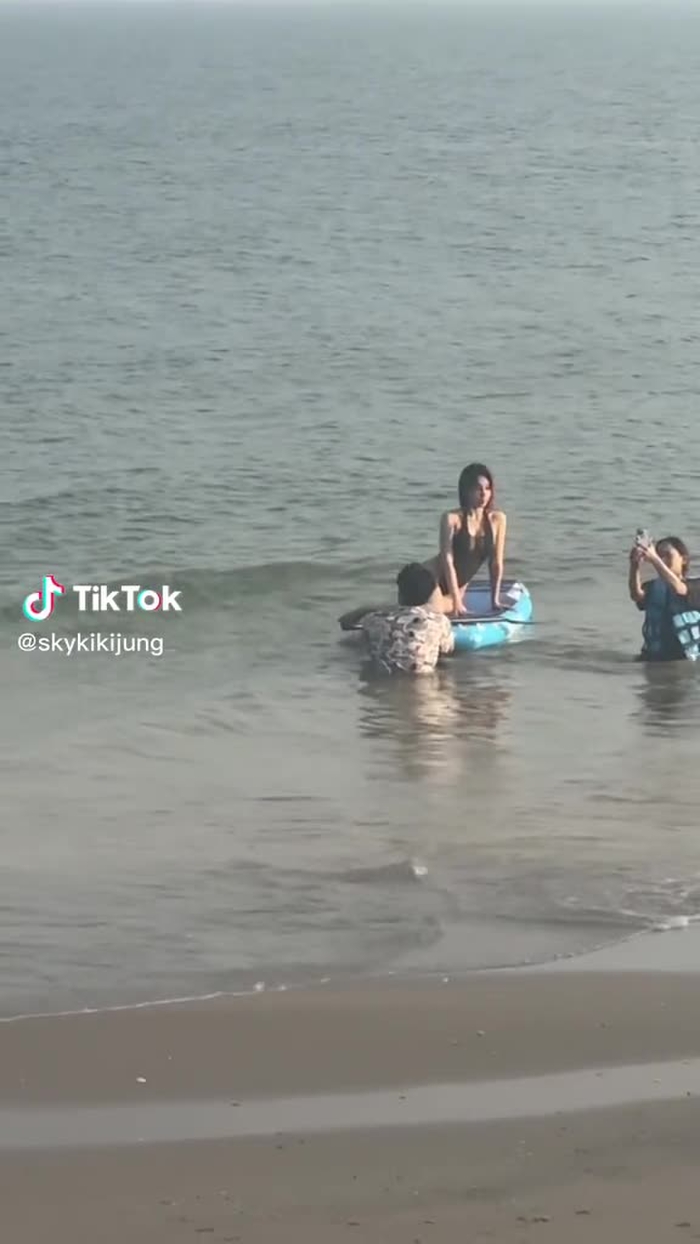 เพื่อนผู้ทุ่มเทช่วยกันถ่ายรูปให้แต่ละใบ 555 3