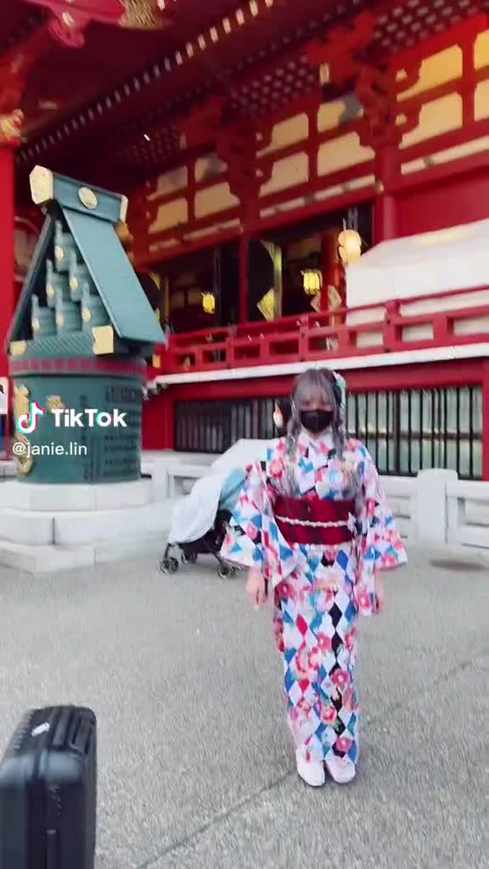 If Wednesday is Japanese and was forced to wear in colorful?🤣 着物の初体験 ...