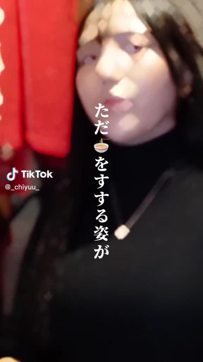 私が🍜を豪快にすするお姉さんです