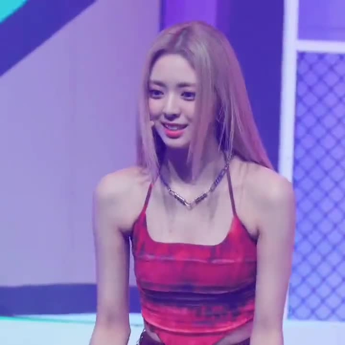 ITZY YUNA 신유나 ITZY_twt_YUNA 7