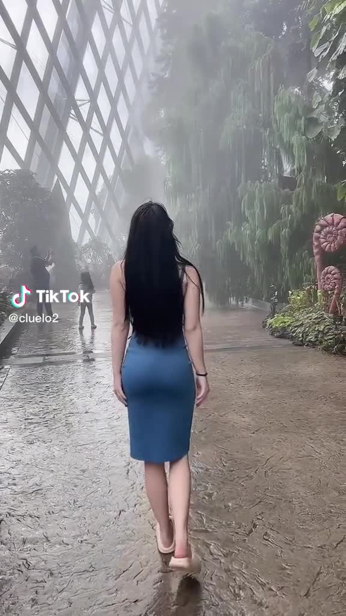 In the Cloud Forest in Singapore 🥰 normal Clue content while I’m trav...