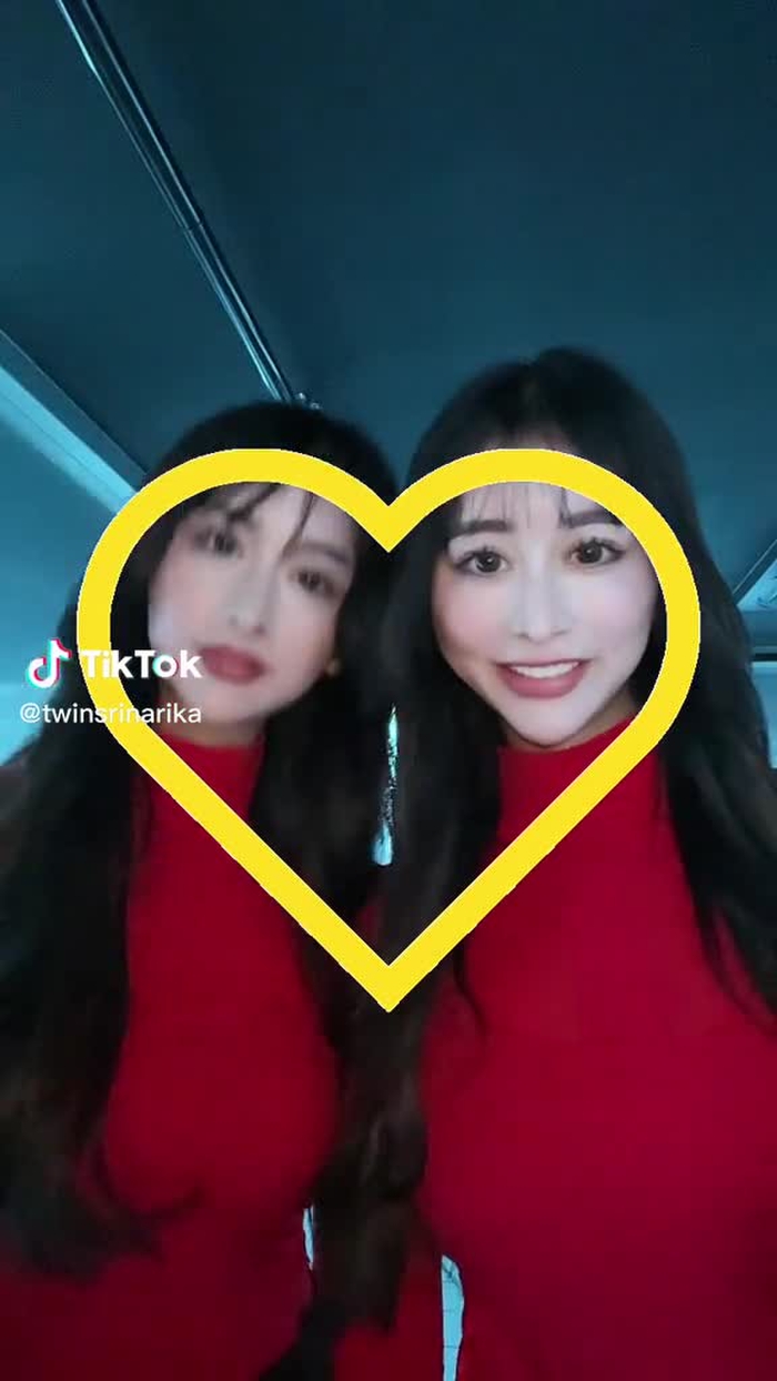 双子でハートマーク作ってみたよん💓💓#双子 #twins