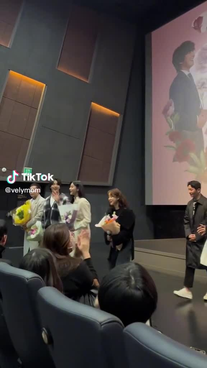 🎬 영화 우리 사랑이 향기로 남을 때 2월8일 개봉하면 꼭 꼭 🫶 봐주시구 예쁘게 봐주세요 🙇‍♀️💗