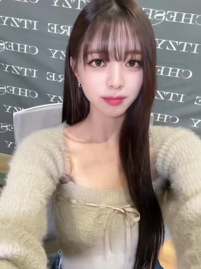 ITZY YUNA 신유나 ITZY_twt_YUNA 15