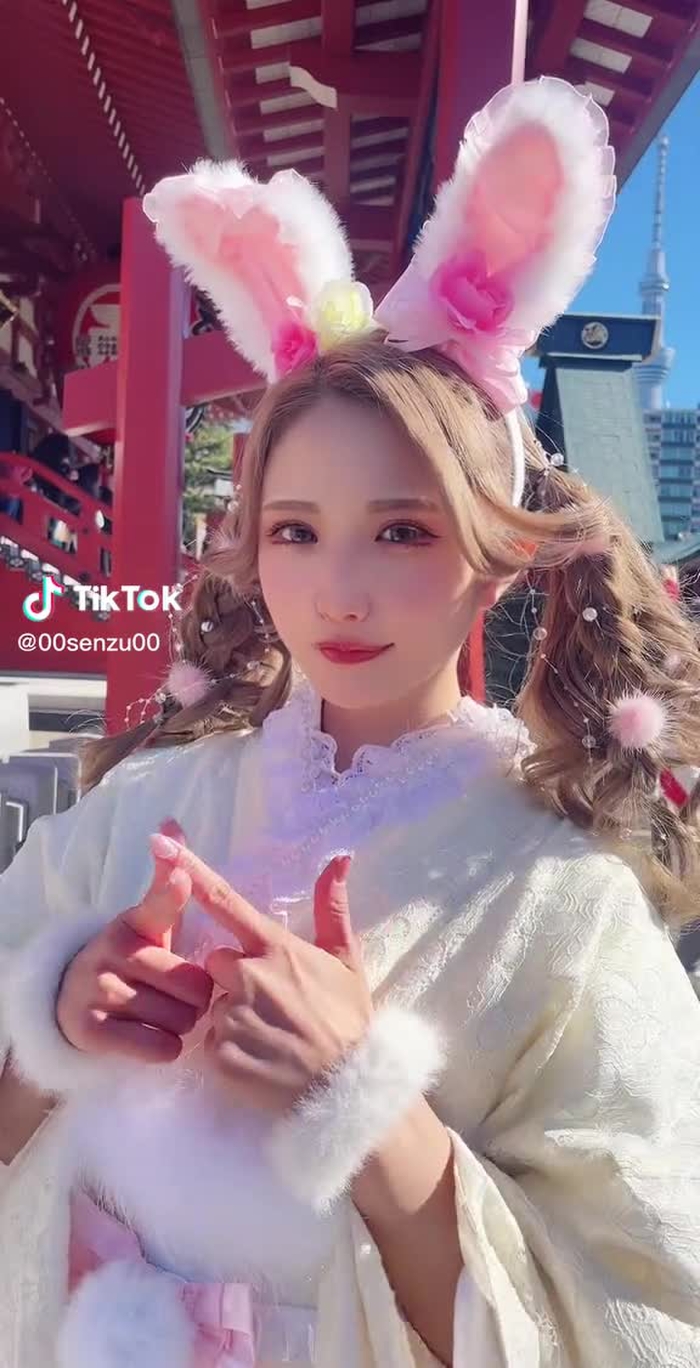 手が悴みすぎてちゃんと出来てないw#コスプレイヤー #浅草 #ギャル #レース着物 #うさぎ #浅草着物 #いいね