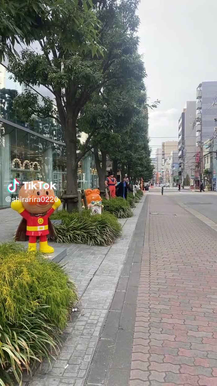 🥧を揺らしてこちらに来る隠キャオタク#最後アンパンマンのマネ