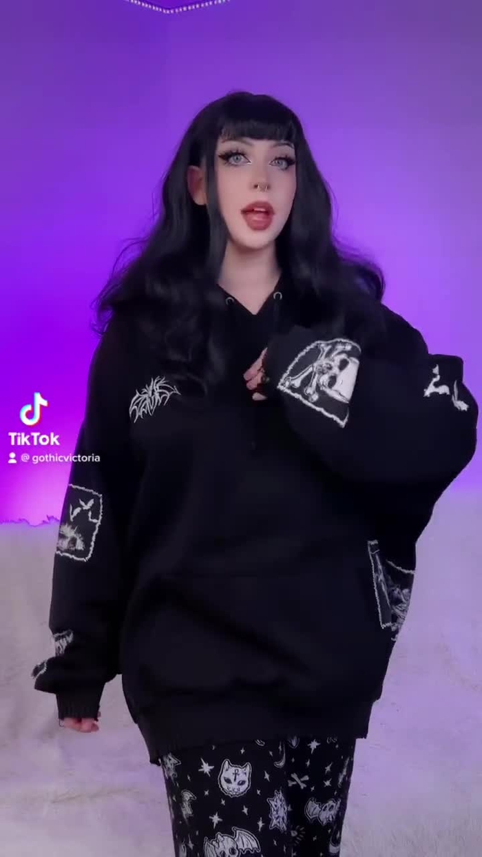 𝐕𝔦𝔠𝔱𝔬𝔯𝔦𝔞 goth_pixi 3
