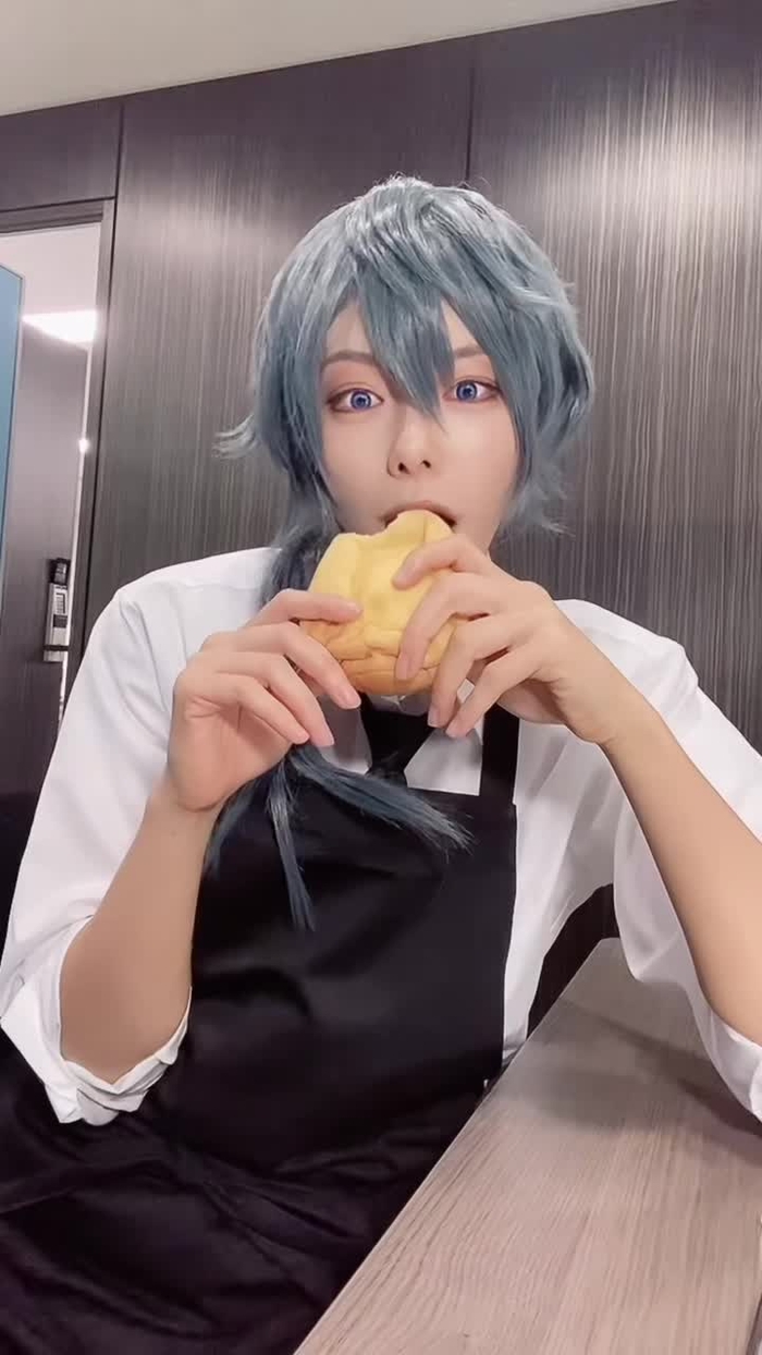 ニキがただパンを美味しそうに食べるだけ🥐 #いっぱい食べるニキが好き #あんさんぶるスターズ #椎名ニキコスプレ #あんスタコスプレ #e...