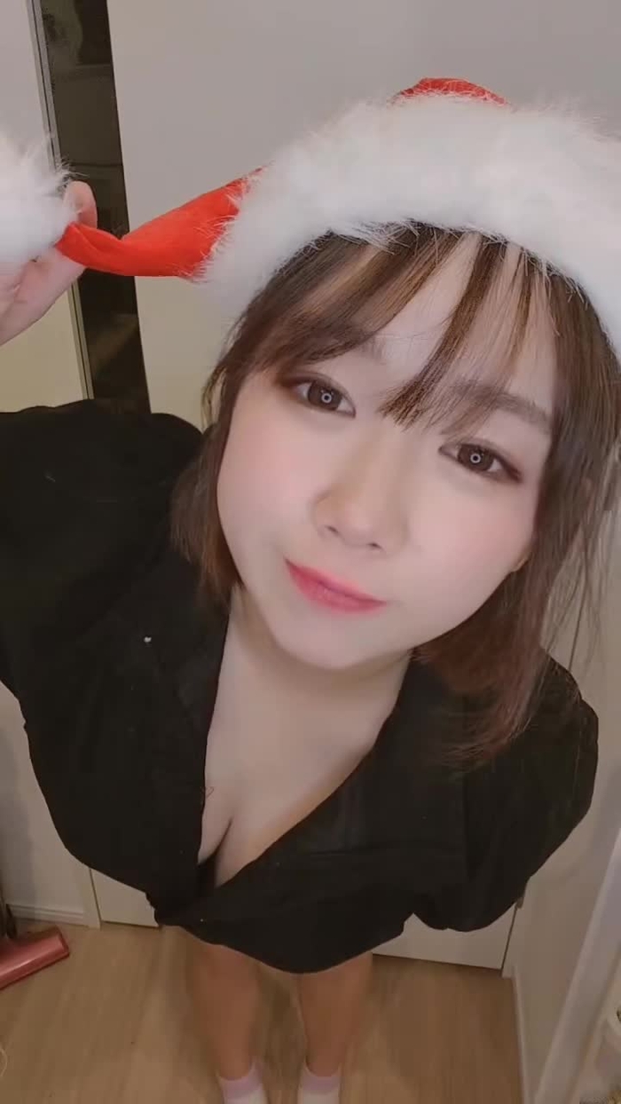 今年サンタコスどうしよっかなあ❓#サンタ #サンタコス