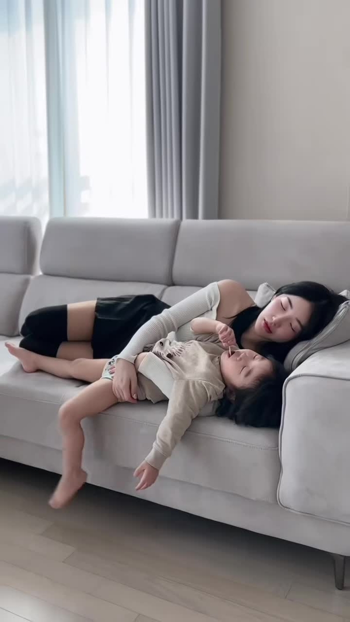 When mom sleeps VS when dad sleeps🤣🤣 #fyp #sigma #sigmagirl #funny #...