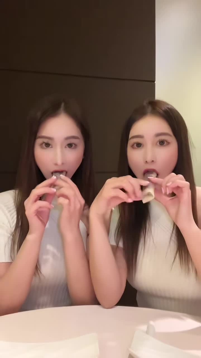 Happy Valentine💖双子で北京ダック食べたよ#双子 #twins #双子コーデ #北京ダック