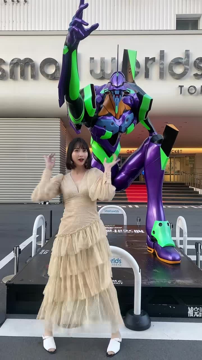 オタ芸なら任せろなどこでも踊る腰フリお姉さん#道産子娘 #白雪りら #腰ふりダンスお姉さん#エヴァ17回鑑賞のオタク#ガチオタク #エヴァン...