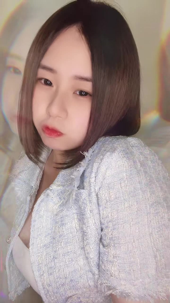 發一個微笑版🤪你喜歡哪一個版本？ #賣車小姊姊 #追蹤ig #萬馬國際車業