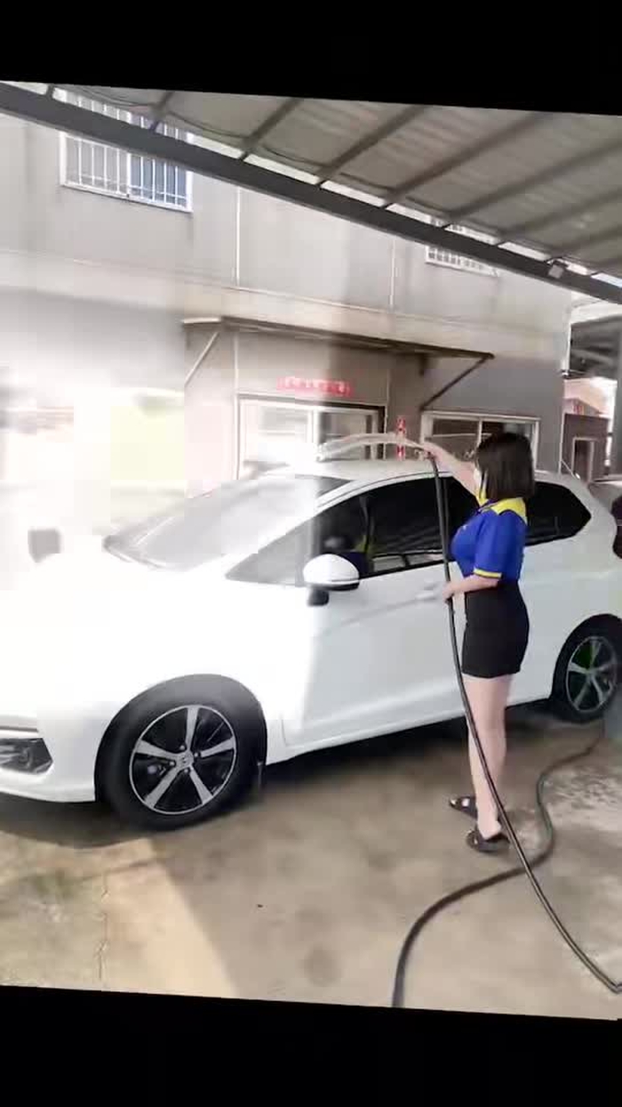有一個會洗車的女朋友是怎麼樣的體驗？ #追蹤ig #洗車小姊姊 #賣車小姊姊 #萬馬國際車業
