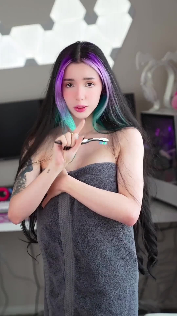 Alyri @Alyri_tv 16