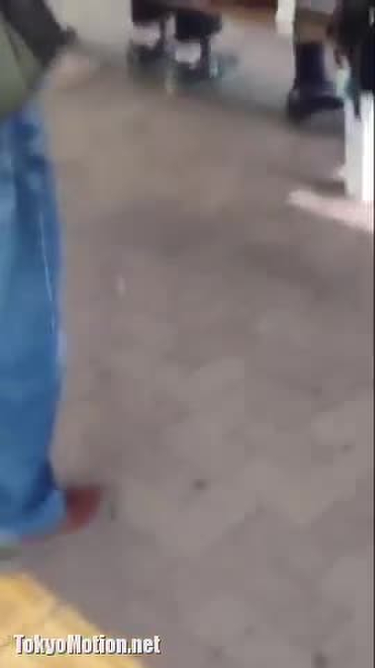 【盗撮動画】通学中の制服JKがスカートめくられて白パン激撮されるこの動画がやばすぎると話題