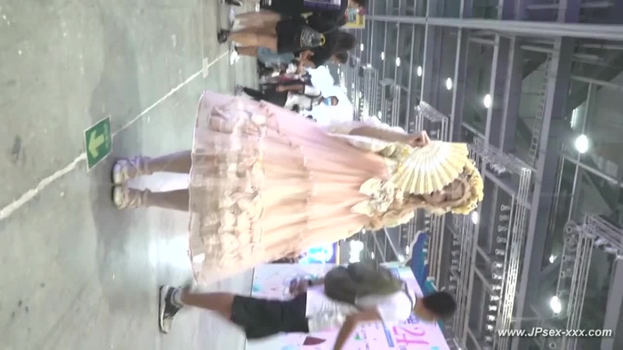 【盗撮動画】この可愛い丸メガネ美少女がこれからパンチラ盗撮されます。しかも激食い込み