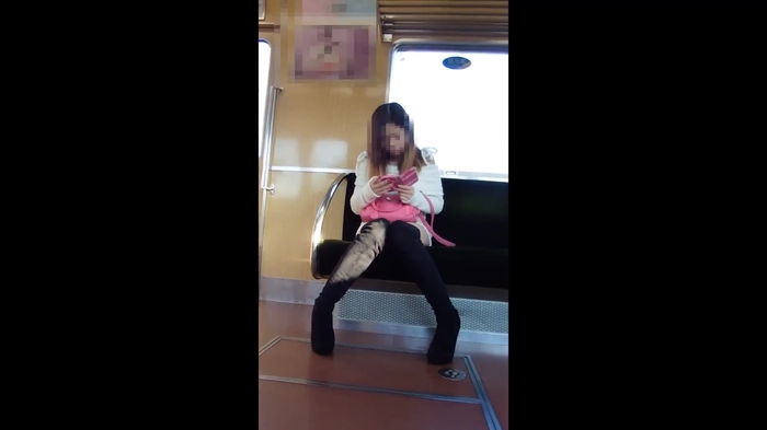 【盗撮動画】電車で朝帰りのキャバ嬢に遭遇したから対面パンチラ盗撮してみた→動画が流出・・・